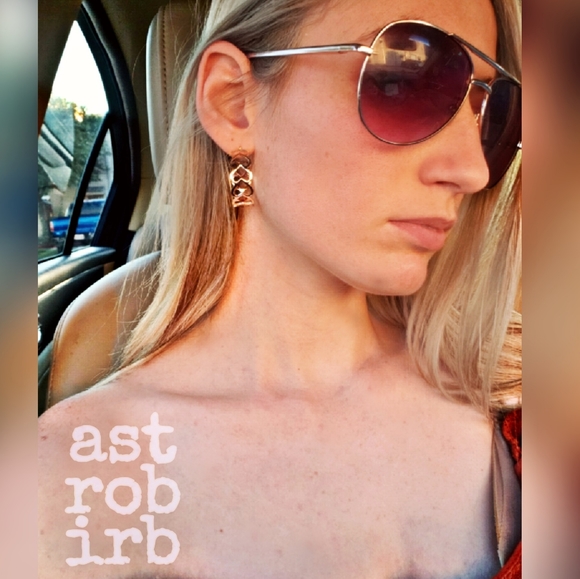 Interlocking Gold Heart ๐ Hoop Earrings - Picture 2 of 3